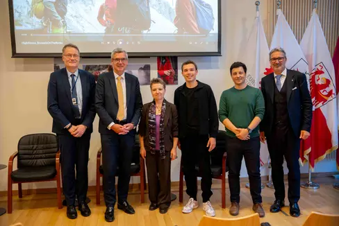 Hanno discusso delle questioni relative alle regioni montane e della politica regionale dell’UE: (da sinistra) Thomas Wobben (direttore nel CdR), il deputato europeo Herbert Dorfmann, Vesna Caminades (direttrice dell’Ufficio dell’Alto Adige presso la Rappresentanza dell’Euregio a Bruxelles), il regista Tobias Marcotto, il direttore di Euromontana Guillaume Corradino e il presidente della Provincia autonoma di Bolzano Arno Kompatscher. (Foto: Euregio/Mirko Paradiso)
