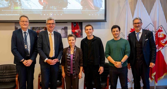Hanno discusso delle questioni relative alle regioni montane e della politica regionale dell’UE: (da sinistra) Thomas Wobben (direttore nel CdR), il deputato europeo Herbert Dorfmann, Vesna Caminades (direttrice dell’Ufficio dell’Alto Adige presso la Rappresentanza dell’Euregio a Bruxelles), il regista Tobias Marcotto, il direttore di Euromontana Guillaume Corradino e il presidente della Provincia autonoma di Bolzano Arno Kompatscher. (Foto: Euregio/Mirko Paradiso)