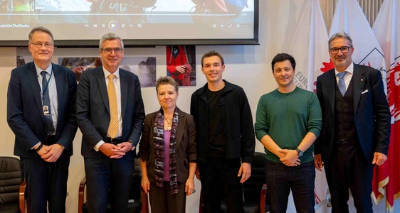 Diskutierten über Anliegen von Bergregionen und die EU-Regionalpolitik: (von links) Thomas Wobben (Direktor im AdR), EU-Parlamentarier Herbert Dorfmann, Vesna Caminades (Direktorin des Südtirolbüros in der Euregio-Vertretung in Brüssel), Filmregisseur Tobias Marcotto, Euromontana-Direktor Guillaume Corradino und Südtirols Landeshauptmann Arno Kompatscher. (Foto: Euregio/Mirko Paradiso)