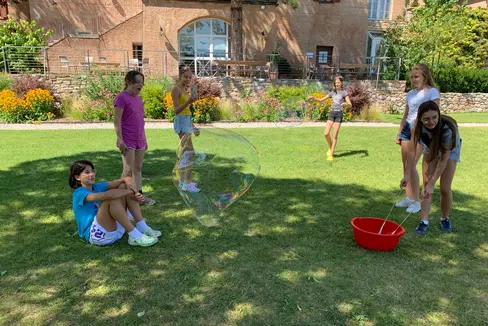 Tolle Experimente wurden im Rahmen der Sommer-Akademie durchgeführt. (Foto: LPA/Deutsche Bildungsdirektion/Johann Baldauf)