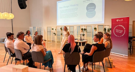 Lo scambio con esperti e rappresentanti politici è una parte importante dell'Accademia dell'Euregio (nella foto un piccolo gruppo al follow-up 2024 ad Alpbach/Tirolo). (Foto: Euregio)