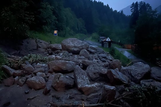 Noch in der Nacht auf Sonntag nahm die Wildbachverbauung die Situation im Hölderlebach in Hintermartell in Augenschein. (Foto: LPA/Amt für Wildbach- und Lawinenverbauung West in der Agentur für Bevölkerungsschutz)