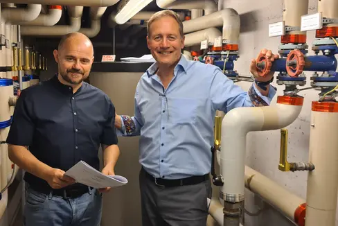 L'assessore provinciale al Patrimonio Massimo Bessone (a destra) insieme al direttore della Ripartizione Patrimonio Daniel Bedin. I dati del Report 2022 registrano uno sviluppo positivo: consumi energetici e costi ridotti. (Foto: ASP)