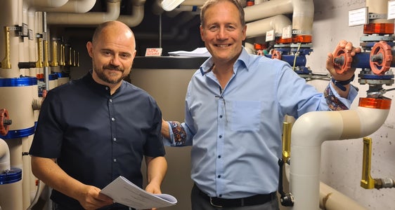 Landesrat Massimo Bessone (r.) und Abteilungsdirektor Daniel Bedin sind zufrieden mit den Zahlen zum Energieverbrauch in den Gebäuden, Strukturen und Tunnels in Landeseigentum. (Foto: LPA)