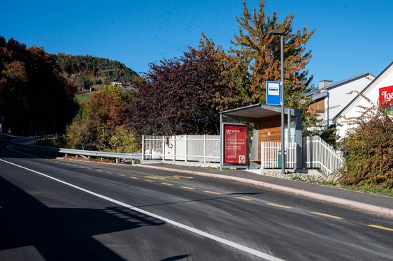 La Provincia autonoma di Bolzano ha reso entrambe le fermate dell’autobus lungo questo tratto stradale più accessibili agli utenti, ha realizzato un attraversamento pedonale illuminato e ha provveduto al drenaggio della strada. (Foto: USP/Fabio Brucculeri)