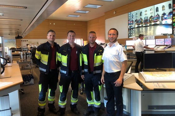 Hilfeleistung durch Dolmetscherdienst (v.l.) Michael Hofer, Christian Unterthiner und Thomas Keim von der Berufsfeuerwehr Bozen und der zuständige Feuerwehrbeamte der Berufsfeuerwehr München Julian Milberg. (Foto: LPA/Berufsfeuerwehr Bozen)