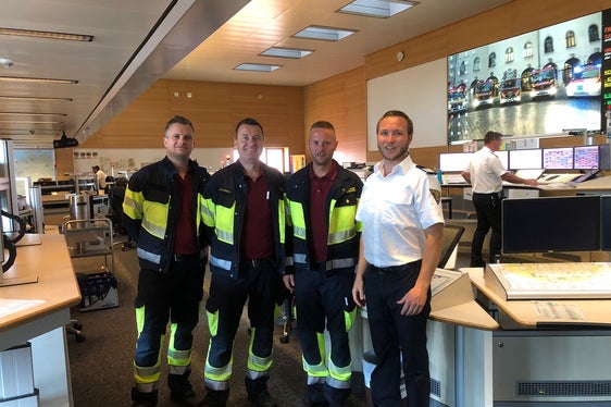 Hilfeleistung durch Dolmetscherdienst (v.l.) Michael Hofer, Christian Unterthiner und Thomas Keim von der Berufsfeuerwehr Bozen und der zuständige Feuerwehrbeamte der Berufsfeuerwehr München Julian Milberg. (Foto: LPA/Berufsfeuerwehr Bozen)
