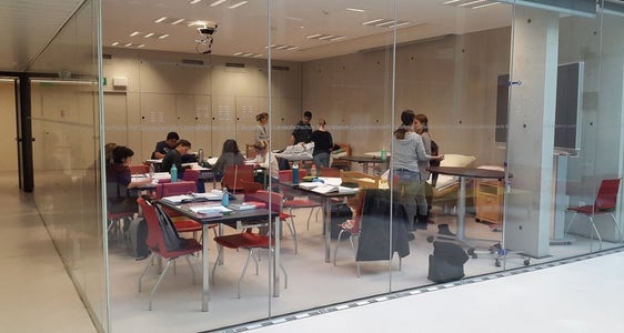 Im Schuljahr 2024/25 beginnt zum ersten Mal der fachspezifische einjährige Lehrgang im Bereich der Gesundheits- und Sozialdienste an der Landesfachschule für Sozialberufe 'Hannah Arendt' in Bozen, der zur Matura beziehungsweise staatlichen Abschlussprüfung der Oberstufe führt. (Foto: LPA/LFS Hannah Arendt)