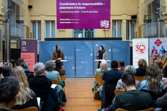 Sehr persönliche Einblicke gewährte Denis Iardino, der betonte, dass es vielen Vätern mittlerweile sehr wichtig sei, stärker eingebunden zu werden. Die ungleich verteilte Pflege- und Sorgearbeit führe auch dazu, dass der Gender Pay Gap sich hartnäckig bei 17 Prozent halte, führte Ingrid Kappeller vom Forum Prävention aus. (Foto: LPA/Fabio Brucculeri)