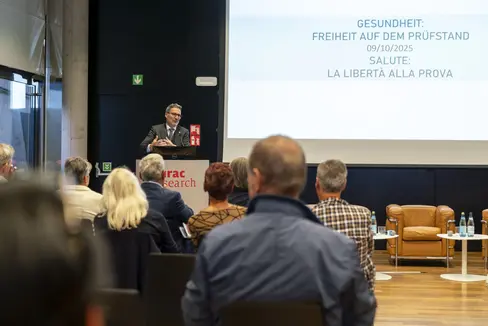 Freiheit sei eines der höchsten Prinzipien menschlichen Handelns, das jedoch immer auch Verantwortung bedeute, erinnerte Landeshauptmann Arno Kompatscher beim Auftakt der Veranstaltungsreihe des Landesethikkomitees Gesundheit: Freiheit auf dem Prüfstand. (Foto: LPA/Daniel von Johnston)