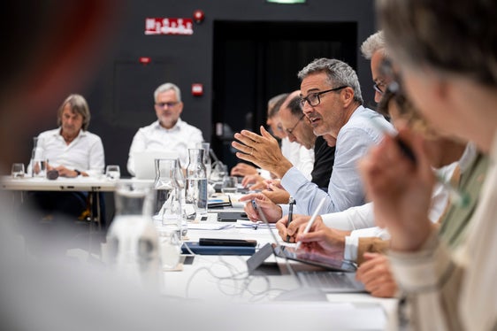 La riunione a porte chiuse ci ha dato l’opportunità, lontano dall’attività quotidiana, di verificare lo stato di attuazione del nostro programma di governo 2023-2028. Abbiamo discusso le priorità fondamentali per i prossimi anni e concordato i passi successivi”, spiega il presidente della Provincia Arno Kompatscher. (Foto: USP/Fabio Brucculeri)