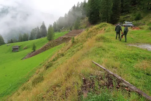 Zu den Aufgaben des Forstdienstes zählen unter anderem Regiearbeiten in der Landschaft. (Foto: LPA/Amt für Bergwirtschaft)