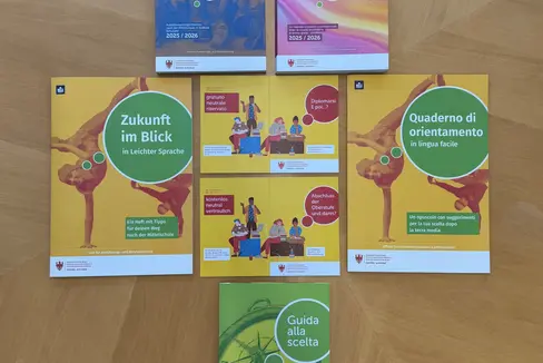 Mehrere Broschüren des Landesamtes für Ausbildungs- und Berufsberatung stellen Informationen über das bestehende Angebot zu Schulen, Studium, Weiterbildung und Berufen in Südtirol. Neu dazu gekommen ist ein Heft in leichter Sprache, das sich an Jugendliche mit Verständigungsschwierigkeiten richtet. (Foto: LPA/Amt für Ausbildungs- und Berufsberatung)
