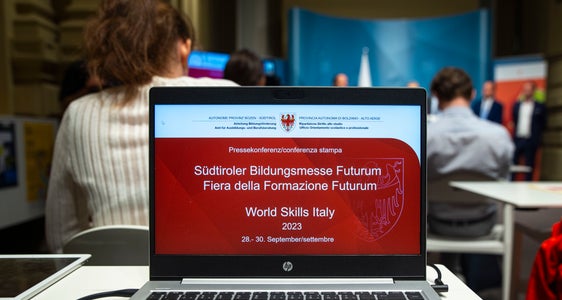 Von 28. bis 30. September bietet die Bildungsmesse Futurum Jugendlichen, Eltern, Lehrpersonen und Fortbildungsinteressierten Informationen und Beratung zu Ausbildungsentscheidungen. Heute wurde die Bildungsmesse im Landhaus 1 in Bozen vorgestellt. (Foto: LPA/Fabio Brucculeri)