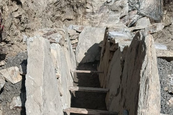 Baudetail: Unter der Steinpflasterung verhindert eine nicht sichtbare Folie Wasserverluste; im Bild: Schenner Waal im Bereich Katzenleiter (Foto: LPA/Forstinspektorat Meran)