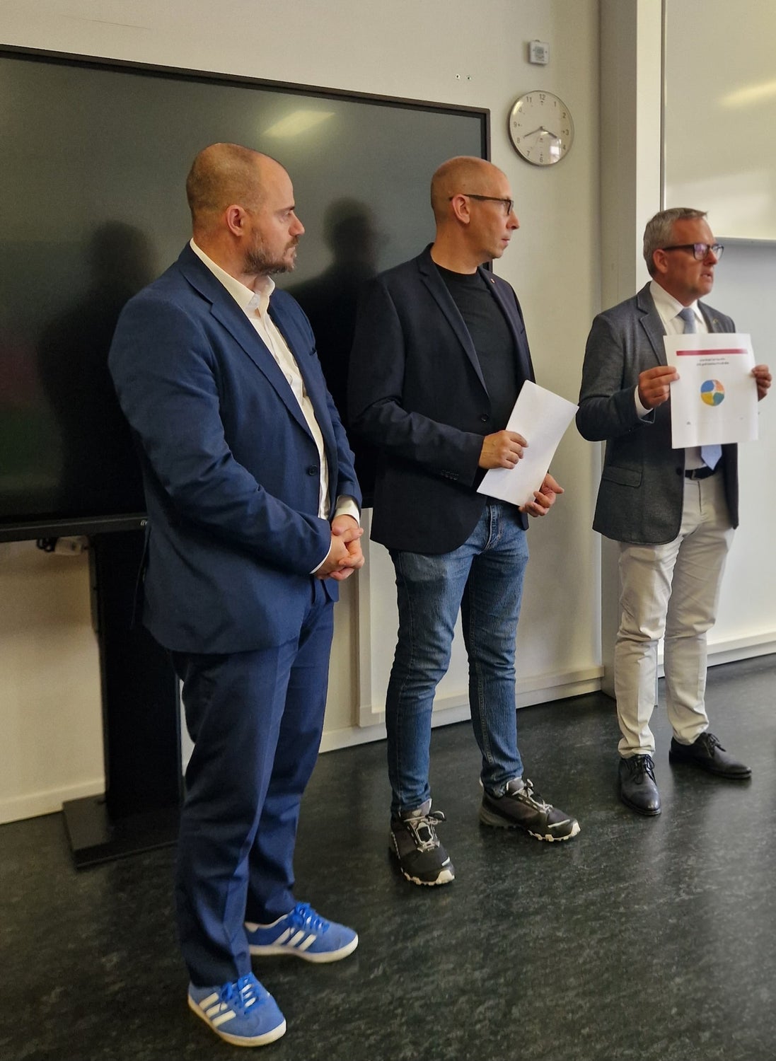 Im Jahr 2025 hat das Amt für die technische Gebäudeverwaltung ein 49 Millionen Euro schweres Arbeitsprogramm mit Eingriffen in verschiedensten öffentlichen Gebäuden abgewickelt. Im Bild von links: Daniel Bedin, der Direktor des Ressort für Hochbau, Vermögensverwaltung, Grundbuch und Kataster, Luca Carmignola, der Direktor des Amtes für die technische Gebäudeverwaltung und der Landesrat für Hochbau, Christian Bianchi.
(Foto: LPA)