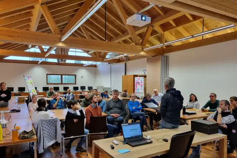 Un momento dell'incontro tenutosi alla scuola forestale Latemar. Riflettori puntati sulla violenta tempesta che ha sfregiato la zona del Passo Carezza e i boschi circostanti. (Foto: ASP/Centro funzionale provinciale/Carmen Lageder)