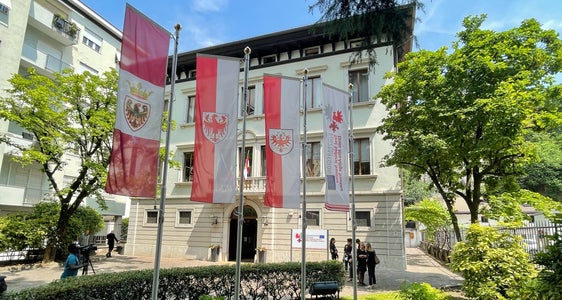 Die Euregio-Büros sind in der Casa Moggioli in der Nähe des historischen Zentrums von Trient untergebracht, einer Villa im Renaissancestil, die 1925 von Francesco Moggioli, dem älteren Bruder des großen Trentiner Künstlers Umberto Moggioli, erbaut wurde. (Foto: Euregio)