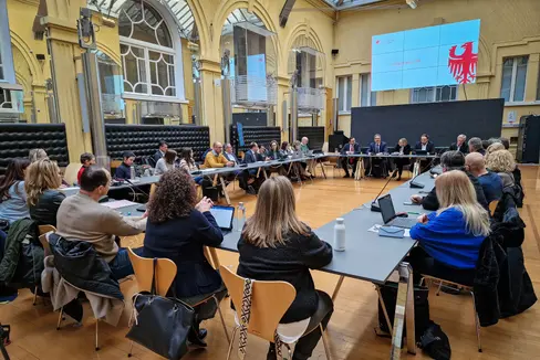 Am 3. Februar werden die Verhandlungen zu den Kollektivverträgen für das Personal im Bildungsbereich aufgenommen. Darauf haben sich Vertretungen der Gewerkschaften, der öffentlichen Delegation und die zuständigen politischen Entscheidungsträger am 23. Jänner geeinigt. (Foto: LPA/Fabio Brucculeri)