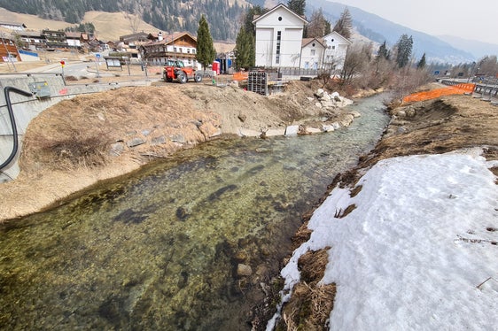 Durante la costruzione della stazione idrometrica a Prato alla Drava le acque della Drava verranno deviate in collaborazione con l'Ufficio caccia e pesca e con i gestori locali della pesca. (Foto: Ufficio sistemazione bacini montani Est/Stefan Ghetta)