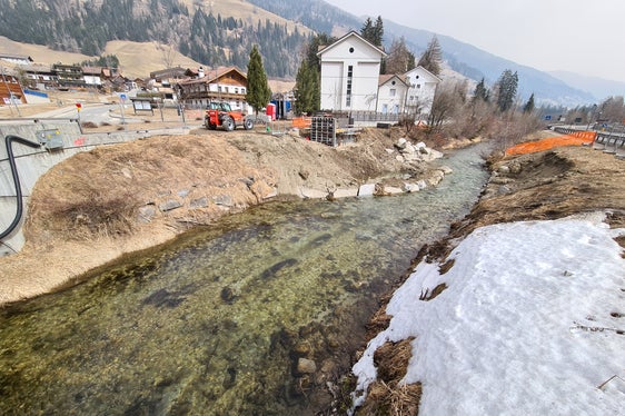 Durante la costruzione della stazione idrometrica a Prato alla Drava le acque della Drava verranno deviate in collaborazione con l'Ufficio caccia e pesca e con i gestori locali della pesca. (Foto: Ufficio sistemazione bacini montani Est/Stefan Ghetta)