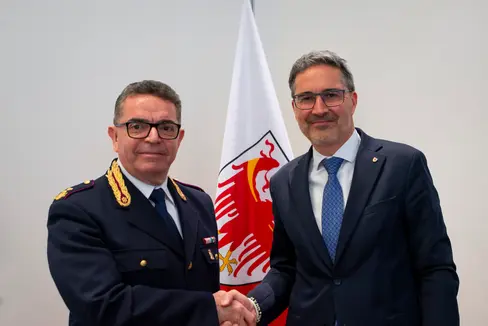 Landeshauptmann Arno Kompatscher hat heute (27. März) den Leiter der Abteilung Verkehrspolizei von Trentino-Südtirol und des Belluno, Giancarlo Conte, empfangen. (Foto: LPA/Fabio Brucculeri)