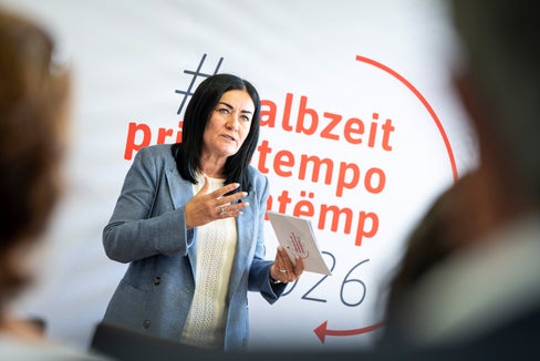 Bei der #halbzeit-Pressekonferenz am 24. Juni nannte Landesrätin Ulli Mair die Wohnreform 2025 und das Gesetz zur Aufwertung der Lokalpolizei als zentrale Initiativen ihres Ressorts. Es geht um die konsequente Umsetzung des Regierungsprogramms und um handfeste Ergebnisse, betonte Mair. (Foto: LPA/Fabio Brucculeri)