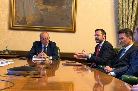 Die seit April 2025 aktiven territorialen Bildungsräume ermöglichen es, die Zusammenarbeit von Schule und lokalen Bildungsträgern zu stärken, sagte Landesrat Marco Galateo (Mitte) beim Treffen mit Minister Valditara (links). (Foto: LPA)