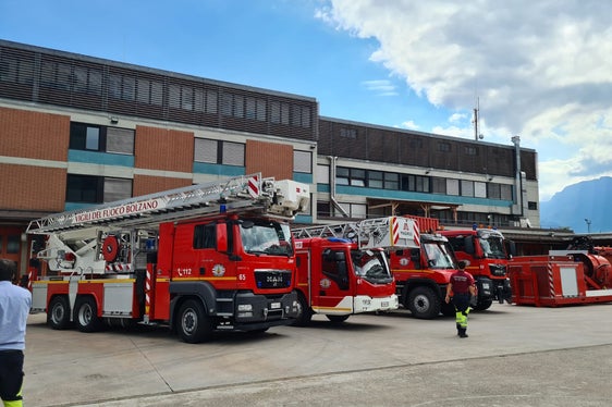 Die beiden Mannschaften der Berufsfeuerwehr werden heute Abend nach etwa vier bis fünf Stunden Fahrt in der von Hagelschlag betroffenen Region Friaul-Julisch Venetien ankommen, um dort beim Abdecken der zahlreichen beschädigten Dächer mitzuhelfen. (Foto: LPA/Berufsfeuerwehr)