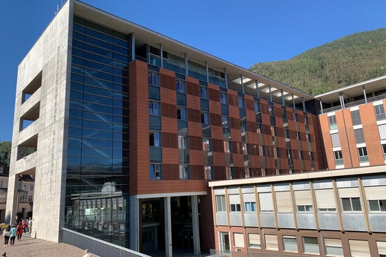 Das heutige Treffen mit der Tiroler Gesundheitslandesrätin Leja fand am Krankenhaus Brixen statt. (Foto: LPA/Silvia Obwexer)