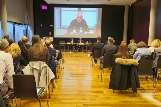 Die Tagung fand gleichzeitig an 4 Standorten statt und wurde Live im Internet übertragen. In Bozen referierten die Experten in der Eurac. (Foto: Südtirol Informatik AG)