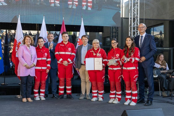Il progetto “8–13 – PEACE & CRI” del Comitato provinciale dell'Alto Adige della Croce Rossa Italiana è stato premiato in occasione della cerimonia di consegna del premio “Prestazione d'eccellenza - il volontariato giovanile”. (Foto: USP/Bernhard Aichner)
