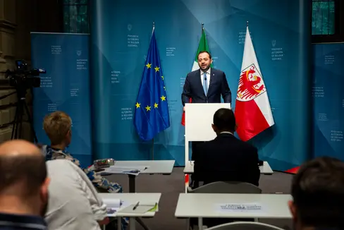 Marco Galateo ist seit 1. Februar Mitglied der Südtiroler Landesregierung. Heute (5. August) zog er eine Bilanz über bisherige Schritte in seinen Zuständigkeitsbereichen Italienische Bildung und Kultur, Handel und Dienstleistungen, Handwerk, Industrie. (Foto: LPA/Fabio Brucculeri)