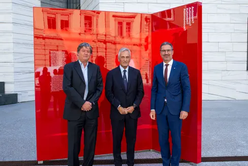 Wollen Kinder und Jugendliche weiterhin für Sport begeistern: (v.l.) Der Präsident des Landesfußballverbands Schuster, der Präsident des italienischen Fußballverbands FIGC Gravina und LH Kompatscher. (Foto: LPA/Fabio Brucculeri)