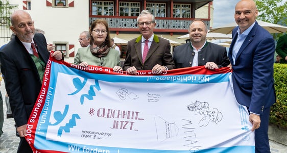 Euregio-Fahnenbesuch zum Auftakt der Bauernkrieg-Aufarbeitung im Land Salzburg mit Euregio-Vertreter Fritz Tiefenthaler (von links), Doris Fuschlberger (Projektleiterin Land Salzburg), Wilfried Haslauer (Landeshauptmann Salzburg), Landtagsabg. Hans Scharfetter (Weitmoser Schlössl) und Norbert Ellmauer (Bad Gastein) (Foto: Land Salzburg/Neumayr/Hofer)