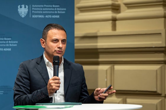 Giuseppe D’Annunzio, Verantwortlicher für Verkehrsmanagement und Fahrplanung von RFI im Bereich Verona, stellte die laufenden und geplanten Infrastrukturmaßnahmen auf den für Südtirol relevanten Bahnstrecken vor. Dabei verwies er auf die kontinuierliche Aufrechterhaltung des Bahnverkehrs während der Arbeiten sowie auf die positive Resonanz auf die erweiterten Angebote für Menschen mit eingeschränkter Mobilität. (Foto: LPA/Fabio Brucculeri)