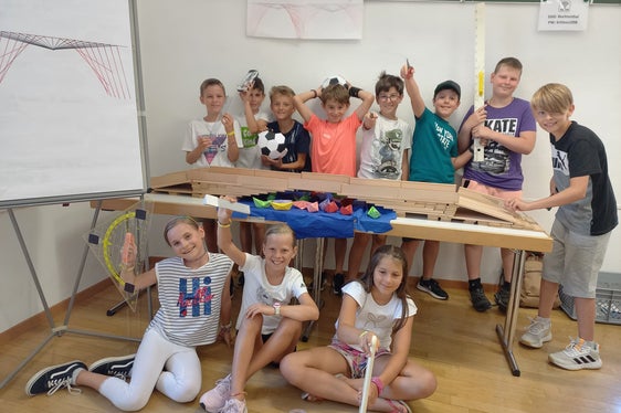 Im Workshop Die spannende Welt der Mathematik konzentrierte sich Schülerinnen und Schüler auf die Gesetze der Mathematik, die auch dort gelten, wo man sie nicht erwartet. (Foto: LPA/Bildungsdirektion)