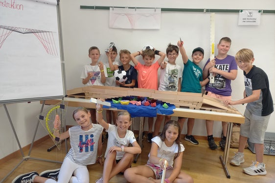 Im Workshop Die spannende Welt der Mathematik konzentrierte sich Schülerinnen und Schüler auf die Gesetze der Mathematik, die auch dort gelten, wo man sie nicht erwartet. (Foto: LPA/Bildungsdirektion)