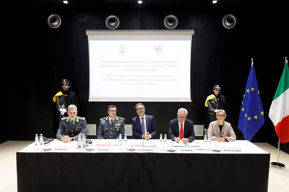 Presenti al tavolo (da destra) la direttrice Rolanda Tschugguel, il segretario generale della Provincia Eros Magnago, il presidente Arno Kompatscher, il generale di brigata Gavino Putzu e il colonnello Giuseppe Dinoi (Foto: USP/Tiberio Sorvillo)