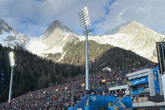 Il muro umano di tifosi nella tribuna centrale della Südtirol Arena Alto Adige. Per la prima gara ad Anterselva erano presenti 19.000 spettatori. (Foto: USP)