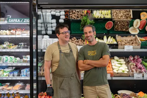 Federico Zemilli (links) ist seit Anfang des Jahres fix bei seinem Arbeitgeber Andrea Paiarolo (rechts) von GianniBio angestellt, nachdem er zunächst über eine individuelle Vereinbarung zur Arbeitsintegration wichtige Arbeitserfahrungen sammeln konnte. (Foto: LPA/Greta Stuefer)