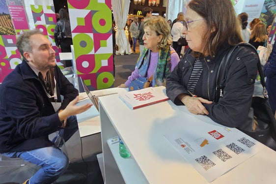 Mattia Zeba (Eurac Research) spricht mit den Besuchern am Stand von Südtirol am Festival in Bari. (Foto: LPA)