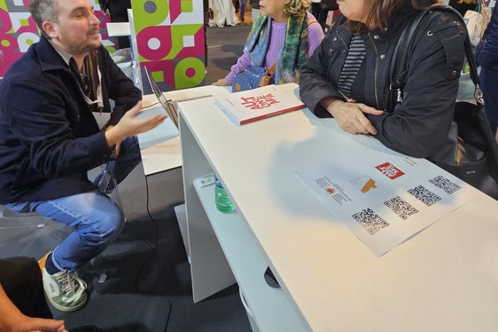Mattia Zeba (Eurac Research) spricht mit den Besuchern am Stand von Südtirol am Festival in Bari. (Foto: LPA)