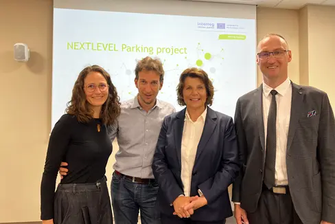 Auftakttreffen in Krakau für das dreijährige Interreg-Projekt Next Level Parking: Evi Holzner und Raphael Palla vom Landesamt für Gemeindeplanung, Landesrätin Maria Hochgruber Kuenzer und Maciej Michnej von der Technischen Universität Krakau (v.l.). (Foto: LPA/Marcella Morandini)
