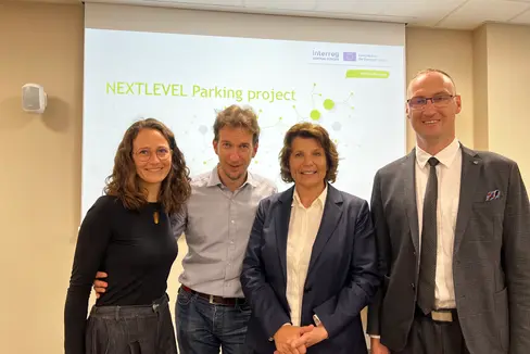 Auftakttreffen in Krakau für das dreijährige Interreg-Projekt Next Level Parking: Evi Holzner und Raphael Palla vom Landesamt für Gemeindeplanung, Landesrätin Maria Hochgruber Kuenzer und Maciej Michnej von der Technischen Universität Krakau (v.l.). (Foto: LPA/Marcella Morandini)