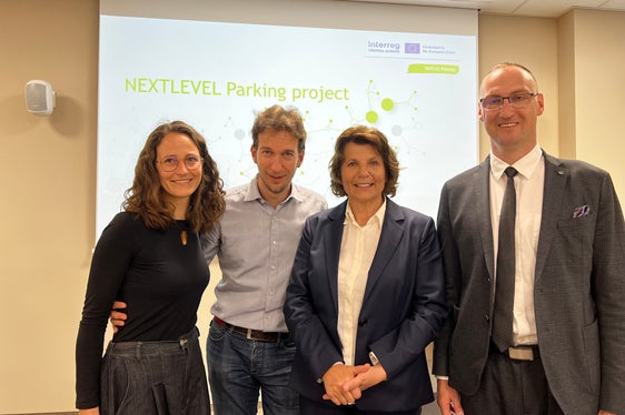 Incontro di avvio a Cracovia per il progetto triennale Interreg Next Level Parking: Evi Holzner e Raphael Palla dell'Ufficio pianificazione comunale, l'assessora provinciale Maria Hochgruber Kuenzer e Maciej Michnej dell'Università tecnica di Cracovia (da sinistra) (Foto: ASP/Marcella Morandini)