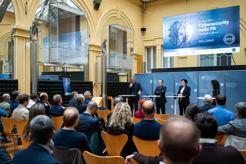 Il presidente della Provincia Arno Kompatscher (nella foto da sinistra), il questore Giuseppe Ferrari e l'assessora provinciale alla Sicurezza Ulli Mair si confrontano con la moderatrice Susanna Salvaterra. (Foto: USP/Fabio Brucculeri)