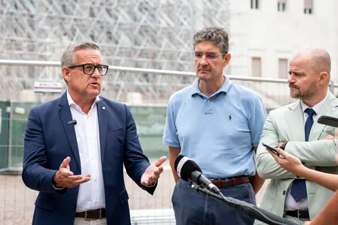 Für die weitere Entwicklung des Gerichtsgebäudes soll eine Machbarkeitsstudie erstellt werden, kündigte Hochbau- und Vermögenslandesrat Christian Bianchi bei einem Presspoint am Bozner Gerichtsplatz gemeinsam mit dem Direktor der Landesabteilung Hochbau und technischer Dienst Marco Springhetti (2.v.r.) und Ressortdirektor Daniel Bedin (1.v.r.) an. (Foto: LPA/Fabio Brucculeri)