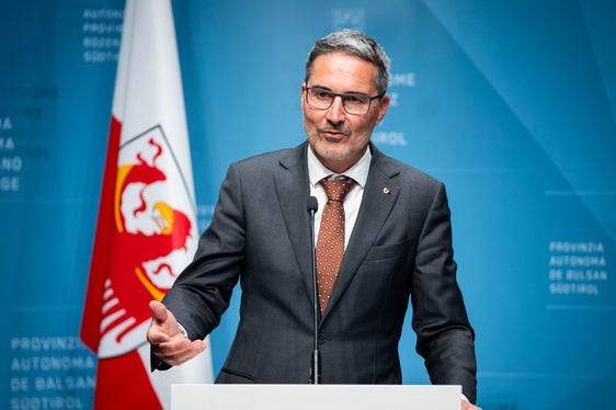 Il presidente della Provincia, Arno Kompatscher, ha annuncitao nel corso della conferenza stampa odierna che i servizi di consulenza online per il sostegno psicologico di studentesse e studenti, genitori e insegnanti proseguiranno anche il prossimo anno (Foto: ASP/Fabio Brucculeri)