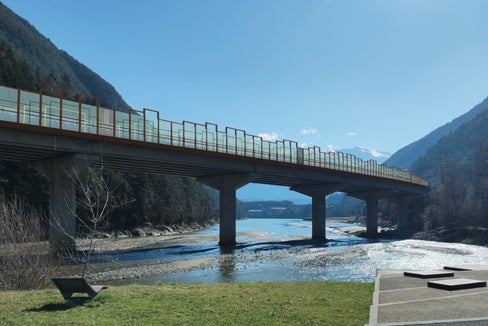 Lärmbelastung entlang der Autobahn reduzieren: Das ist das Ziel der A22, dazu werden insgesamt neun Lärmschutzwände errichtet bzw. erneuert. Im Bild das Rendering der Lärmschutzwand Brücke Franzensfeste. (Quelle: Brennerautobahn AG)